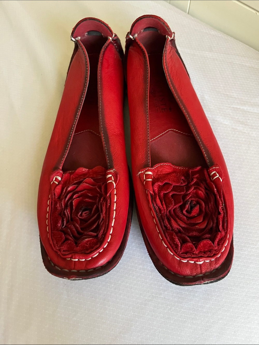 L'ATISTE Red Leather Floral Rosette Slip-On Loafers